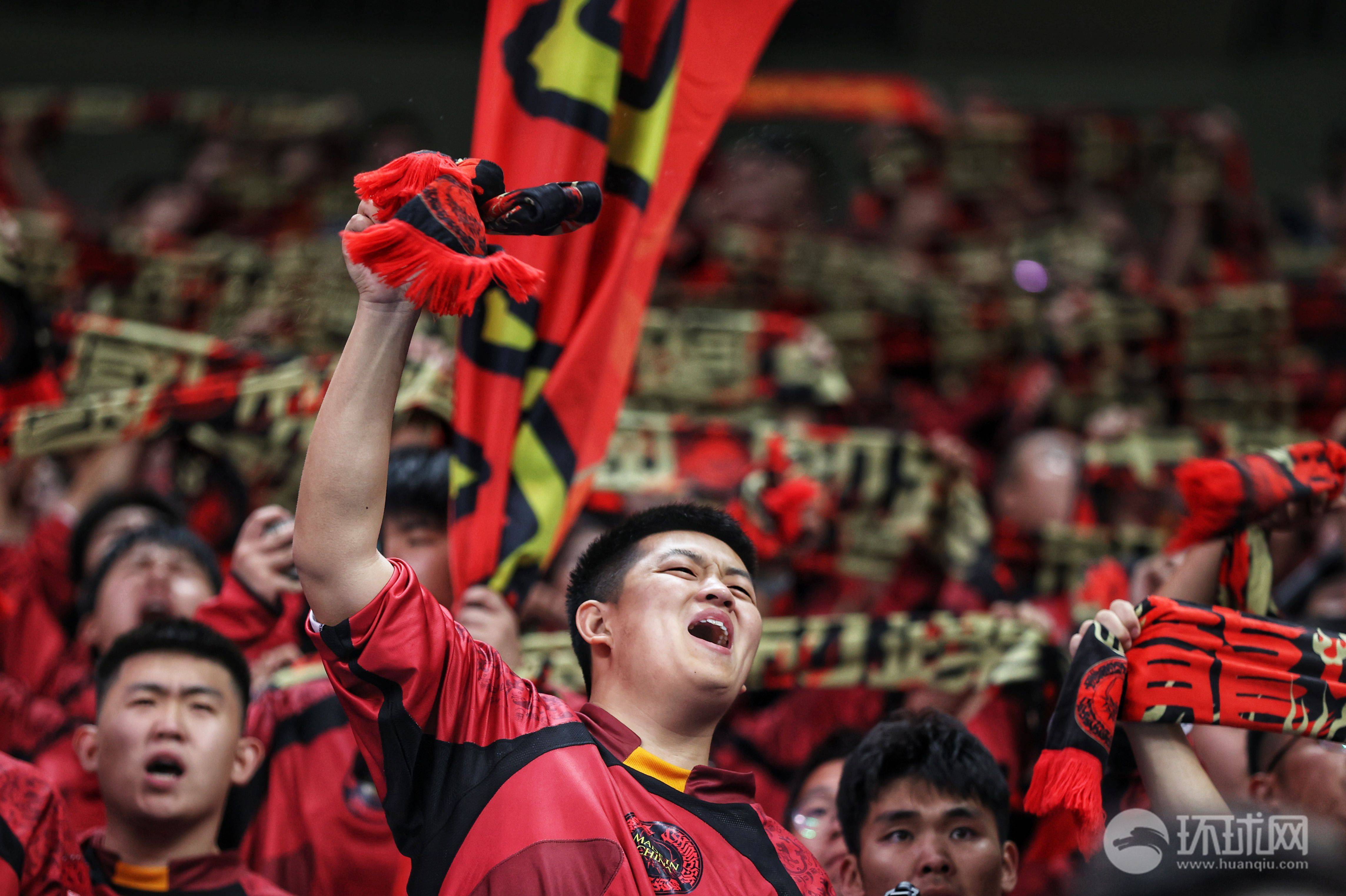 中国足球联赛上演拼搏大战，球队实力逐渐显现